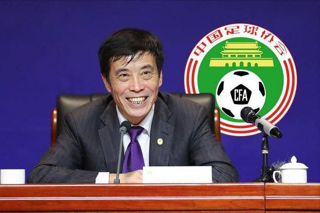 小龙（张文龙 饰）诞生于贫苦的家庭当中，母亲无力扶养小龙，因而将他送进了戏剧黉舍拜于占元（洪金宝 饰）为师，进修身手。在黉舍中，小龙结识了三毛（钟锦任 饰）、阿彪（黄剑伟 饰）同等门师兄，彼此之间结下了极其深挚的友情。 校规森严，三毛和小龙等人吃尽了苦头，却照旧酷爱着这门事业，于占元固然概况上黑口黑面，却发自心里的庇护和疼爱着他的门生们。一次偶尔中，三毛结识了名为程水仙的粤剧旦角，两情面投意合，走到了一路。跟着时候的推移，京剧的热度逐步撤退，不雅众愈来愈少，很多同业转战片子行业，混得风生水起。进不够出的于占元终究决议封闭黉舍，小龙等人是以掉往了独一呵护他们的家园，师徒恋恋不舍的分袂，迈向各自的人生。